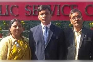 ଦୃଷ୍ଟିହୀନତା ହାରିଲା, ମା’ଙ୍କ ତପସ୍ୟା ଜିତିଲା: ୟୁପିଏସସିରେ ୨୦ ତମ ର଼୍ୟାଙ୍କ ହାସଲ କଲେ ନୱାଦାର ରବି ରାଜ