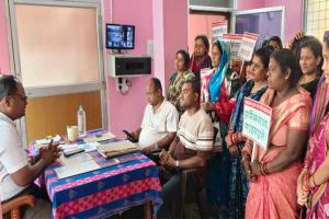 ଫାଇଲିନ ଘରେ ଚାଲିଛି ମଦ ଦୋକାନ: କୃଷ୍ଣପ୍ରସାଦ ତହସିଲଦାରଙ୍କୁ ଘେରିଲେ ମହିଳା ସଂଘ