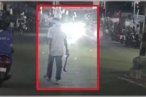 ଆଇନକାନୁନକୁ ଖୋଲା ଚ୍ୟାଲେଞ୍ଜ; ଜନଗହଳିପୂର୍ଣ୍ଣ ଅଞ୍ଚଳରେ କଟୁରୀ ବୁଲାଇଲେ ଯୁବକ