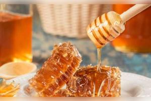 ଖରାଦିନେ ଡାଏଟରେ ରିଫାଇଣ୍ଡ ଚିନି ବଦଳରେ ସାମିଲ କରନ୍ତୁ କଞ୍ଚା ମହୁ, ମିଳିବ ଆଶ୍ଚର୍ଯ୍ୟଜନକ ସ୍ୱାସ୍ଥ୍ୟଗତ ଫାଇଦା