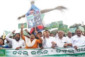 ମେଟ୍ରୋ ପ୍ରକଳ୍ପ ବାତିଲ୍‌‌ ନିଷ୍ପତ୍ତିକୁ ନେଇ ବିଜେଡିର ପ୍ରତିବାଦ, ମୁଖ୍ୟମନ୍ତ୍ରୀଙ୍କର କୁଶ ପୁତ୍ତଳିକା ଦାହ