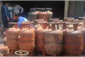 ରାଉରକେଲାରେ ଗ୍ୟାସ୍ କଳାବଜାରୀ: ଗ୍ୟାରେଜରୁ ୧୬୧ ଗ୍ୟାସ୍ ସିଲିଣ୍ଡର୍ ଜବତ, ମାଲିକ ଚମ୍ପଟ୍ 