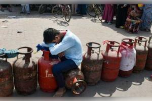 ରାଜ୍ୟରେ ଥମୁନି ଗ୍ୟାସ ସଙ୍କଟ: ଲମ୍ବା ଧାଡ଼ିରେ ଉପଭୋକ୍ତା, ବଢ଼ୁଛି ସାଧାରଣ ଲୋକଙ୍କ ଯନ୍ତ୍ରଣା