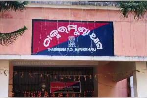 ପ୍ରେମ ପାଇଁ କରଞ୍ଜ ଗଛରେ ଝୁଲି ପଡିଲେ ଯୁବକ-ଯୁବତୀ !