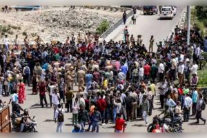 ହାତରେ ଡିଗ୍ରୀ, ମାସିକ ଦରମା ମାତ୍ର ୧୦ ହଜାର: ନୋଏଡାରେ ଗ୍ରାଜୁଏଟମାନେ କାହିଁକି ଆନ୍ଦୋଳନ କରିବାକୁ ବାଧ୍ୟ ହେଉଛନ୍ତି?