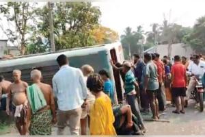 ଭାରସାମ୍ୟ ହରାଇ ରାସ୍ତାକଡ଼କୁ ଓଲଟିଲା ଯାତ୍ରୀବାହୀ ବସ୍, ୨୦ରୁ ଉର୍ଦ୍ଧ୍ୱ ଆହତ 