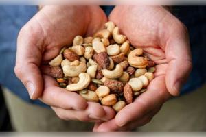 ବାଦାମ ଖାଇଲେ ଗ୍ୟାସ୍ କିମ୍ବା ବ୍ଲୋଟିଂ ସମସ୍ୟା ହେଉଛି କି? ଜାଣନ୍ତୁ ୟୁକେ ସର୍ଜନଙ୍କ ଖାସ୍ ଟିପ୍ସ