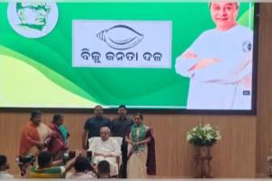 ବିଜେଡିରେ ସାମିଲ ହେଲେ ପୂର୍ବତନ ଆଇଏଏସ ଅଫିସର ସୁଜାତା ରାଉତ କାର୍ତ୍ତିକେୟନ 