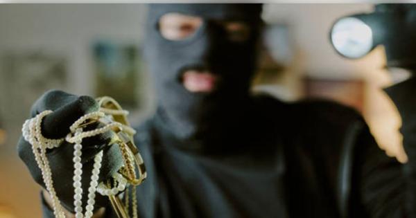 ଦିନ ଦ୍ଵିପ୍ରହରରେ ରାଜଧାନୀରୁ ଲୁଟ୍: ମୁହଁକୁ ସ୍ପ୍ରେ କରି ୬ ଲକ୍ଷ ଟଙ୍କାର ସୁନା ଅଳଙ୍କାର ଲୁଟିନେଲେ ଦୁର୍ବୁର୍ତ୍ତ