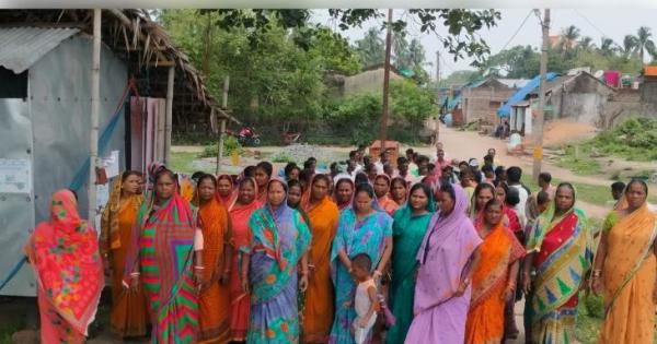ବାପ-ପୁଅଙ୍କ ମିଥ୍ୟା ଅଭିଯୋଗକୁ ଖଣ୍ଡନ କଲେ ଗ୍ରାମବାସୀ: ନ୍ୟାୟ ନମିଳିଲେ ସାମୂହିକ ଆତ୍ମହତ୍ୟା ଚେତାବନୀ