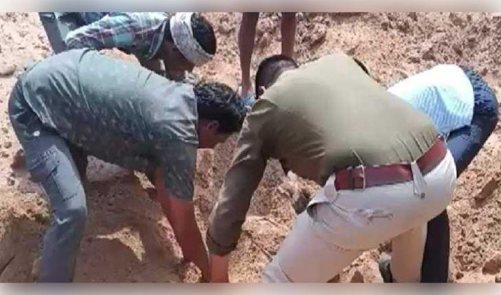 ରାଜସ୍ଥାନରେ ଚାଞ୍ଚଲ୍ୟ: ମାଟି ତଳୁ ମିଳିଲା ଯୁବକଙ୍କ ମୃତଦେହ, ହତ୍ୟା ପରେ ପୋତି ଦେଇଥିବା ସନ୍ଦେହ