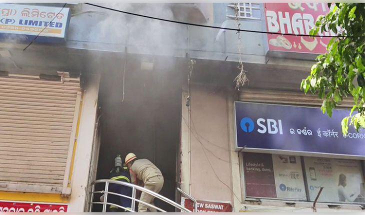 ଭୁବନେଶ୍ୱର CRP ଛକ ନିକଟ ମାର୍କେଟ୍‌ କମ୍ପ୍ଲେକ୍ସରେ ଭୟଙ୍କର ଅଗ୍ନିକାଣ୍ଡ, ଦୋକାନରେ ଥିବା ଲକ୍ଷାଧିକ ଟଙ୍କାର ଜିନିଷ ପାଉଁଶ 