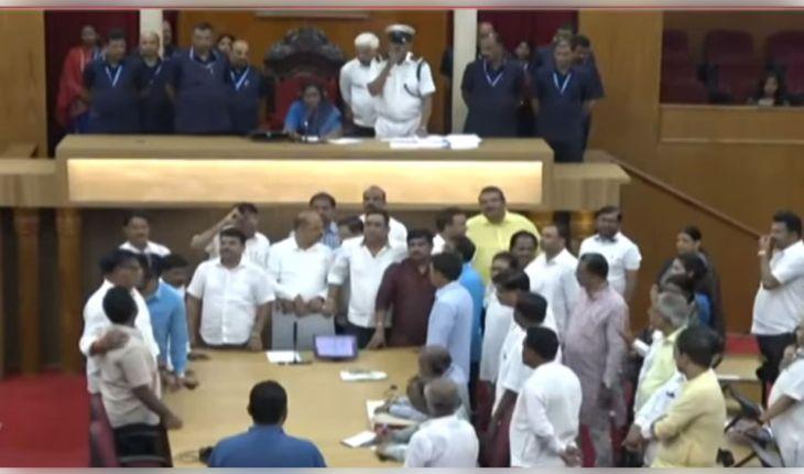 ବିଧାନସଭା ଆରମ୍ଭରୁ ଗୃହରେ ବିଜୁ ଝଡ଼: ଦୁବେଙ୍କ ବିଭ୍ରାନ୍ତିକର ମନ୍ତବ୍ୟକୁ ନେଇ ବିରୋଧୀ ସଦସ୍ୟଙ୍କ ହଟ୍ଟଗୋଳ 