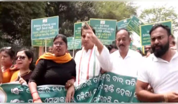 ରାଜ୍ୟରେ ଭୋଟର ଲିଷ୍ଟରୁ ୯.୮ ଲକ୍ଷ ଭୋଟର୍ ବାଦ୍ ପଡ଼ିବା ପ୍ରସଙ୍ଗ: ସିଇଓଙ୍କ ଅଫିସ ଆଗରେ ବିଜେଡିର ପ୍ରତିବାଦ 